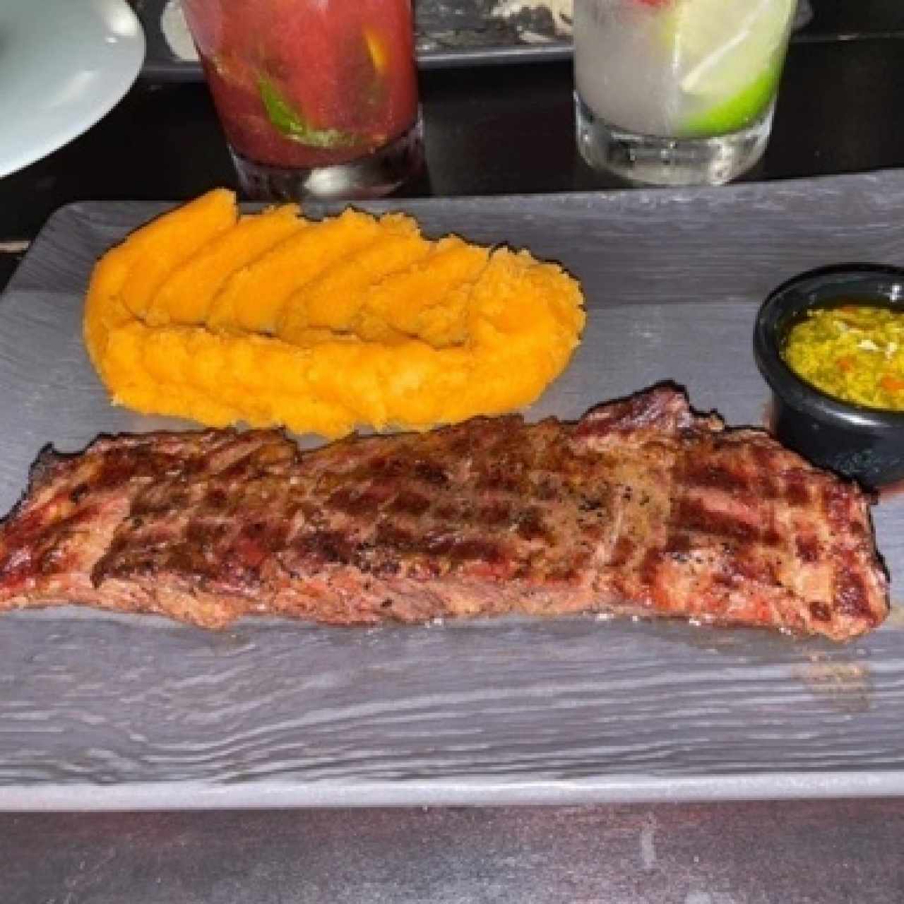 entraña al grill con pure de camote 