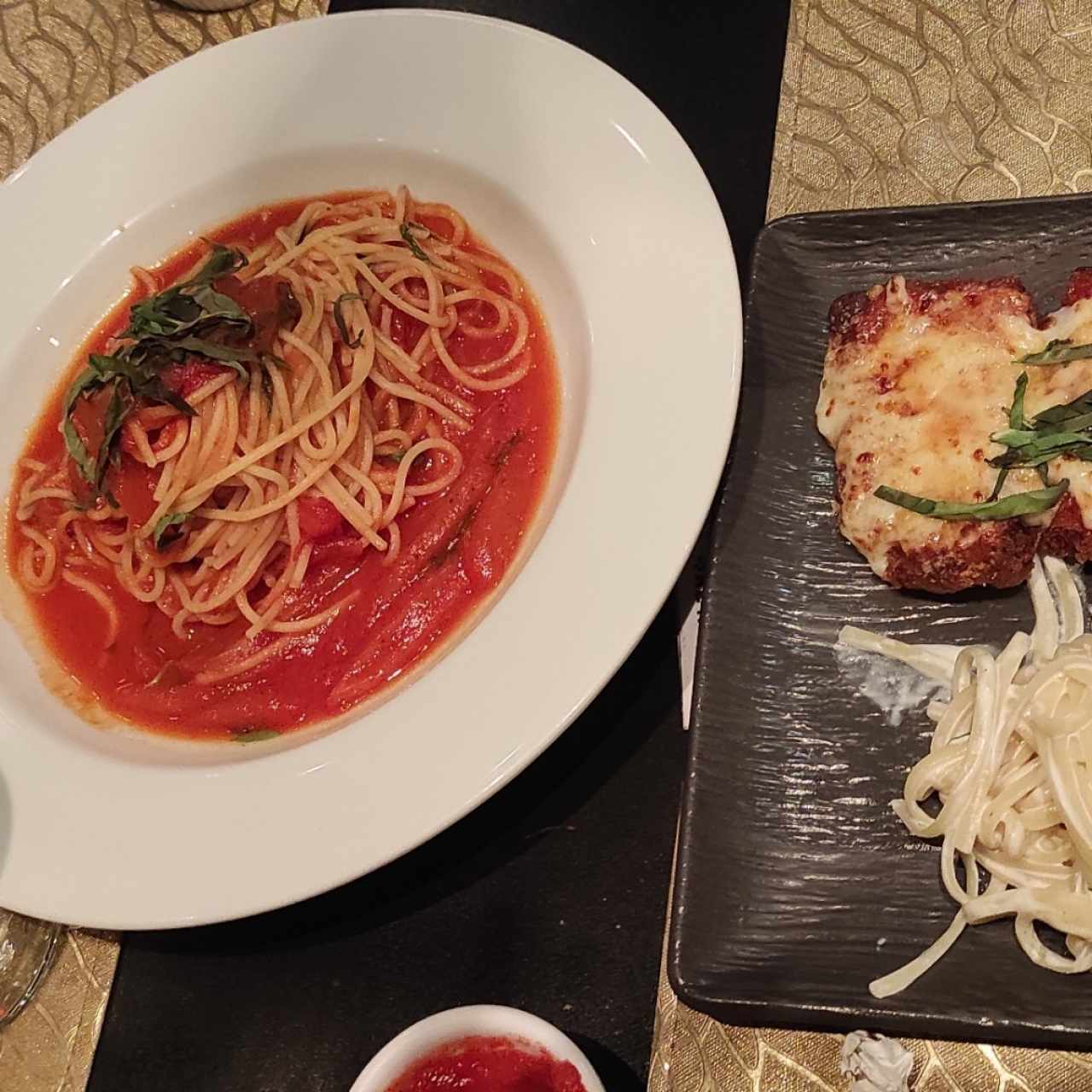 spaghetti en salsa de tomate 🍅 y salsa Alfredo 