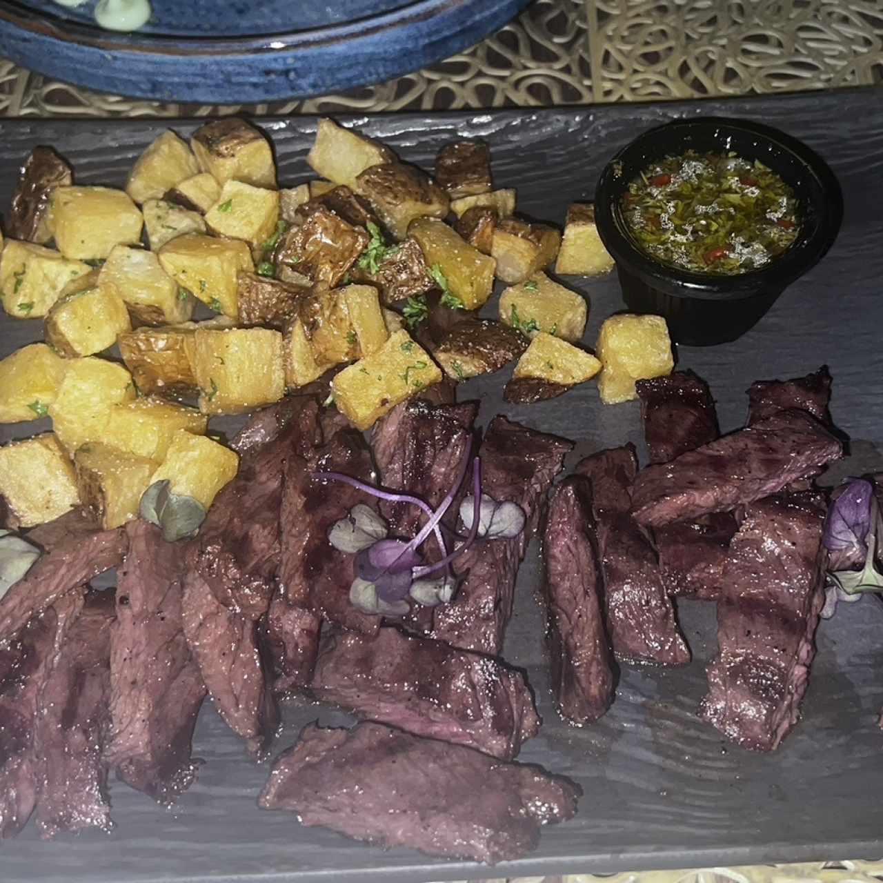 Entraña con papas rusticas 