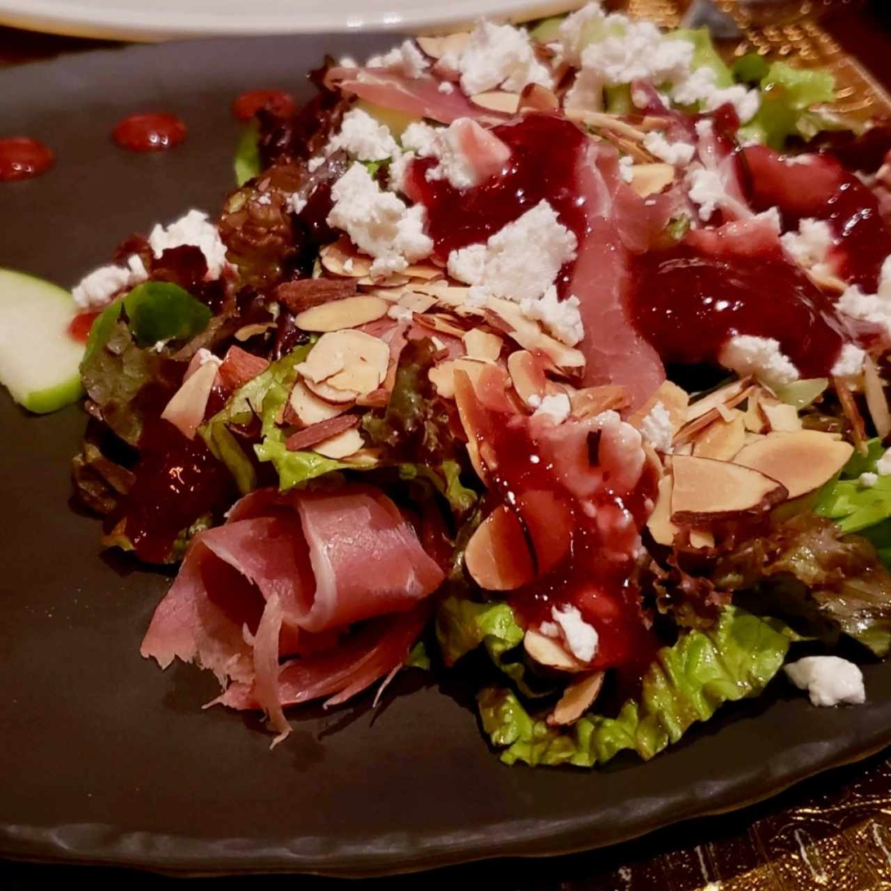 ensalada de prosciutto con queso