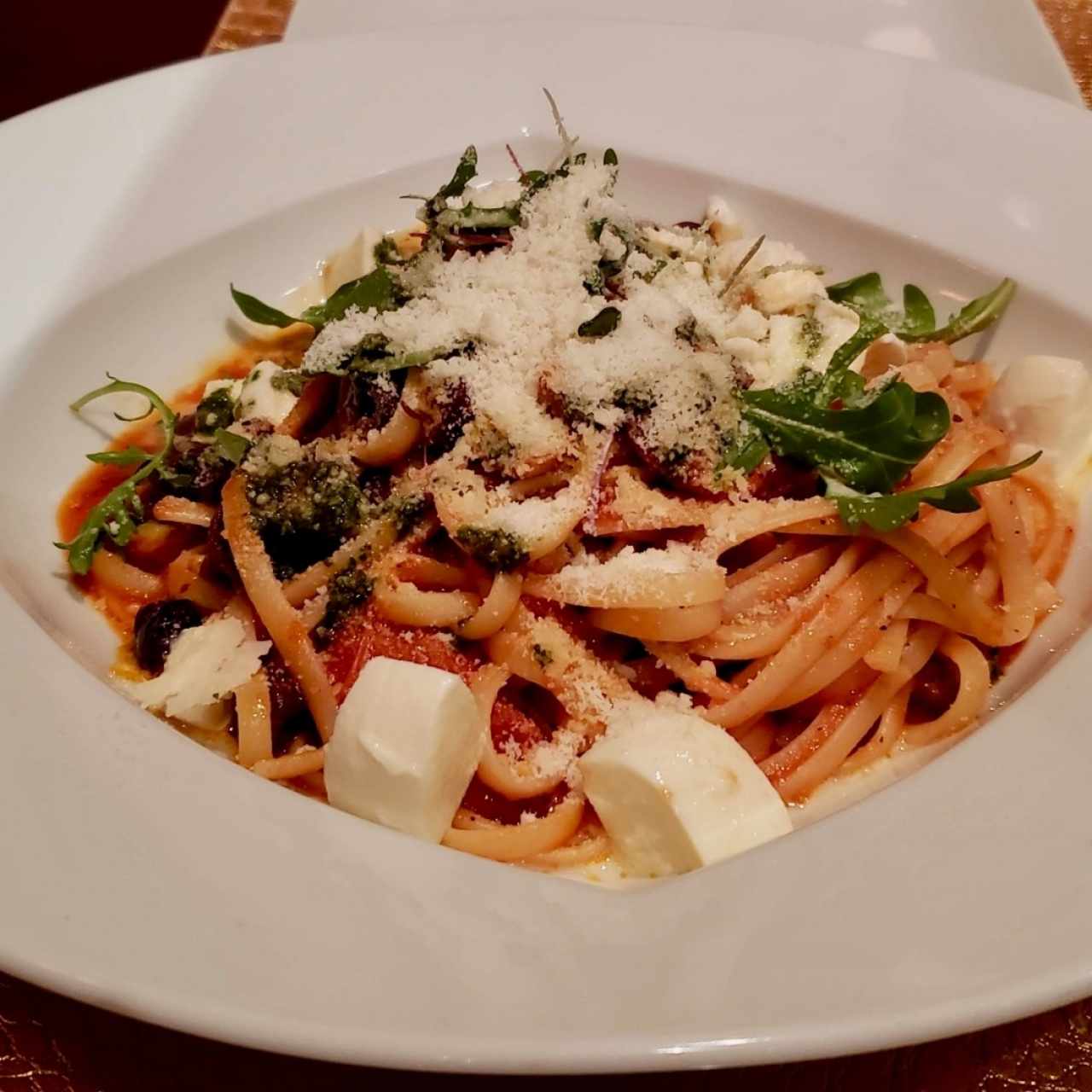 fettuccine con hongos y rúcula 