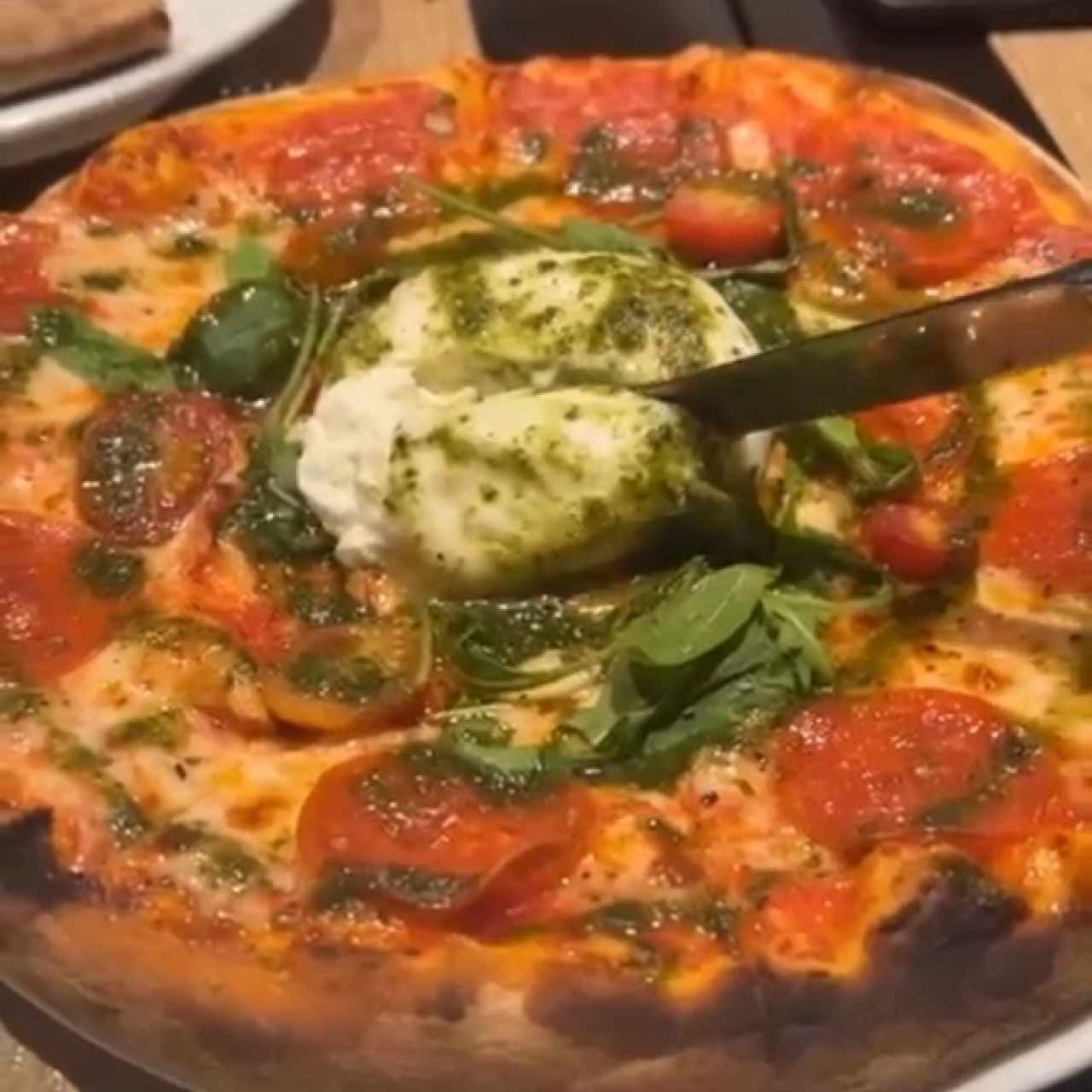 Pizza burrata con extra de peperoni 