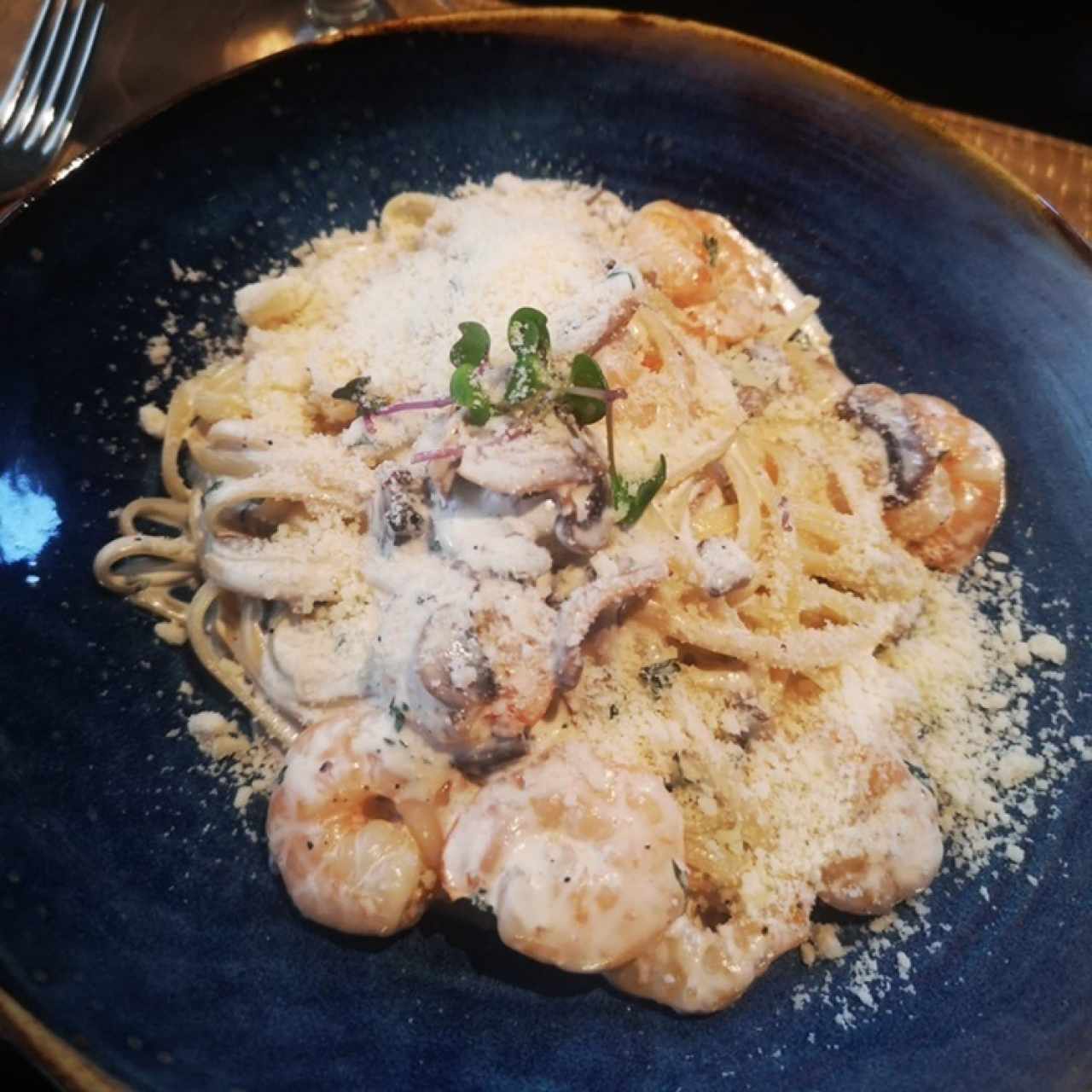 Pasta con camarones en salsa blanca