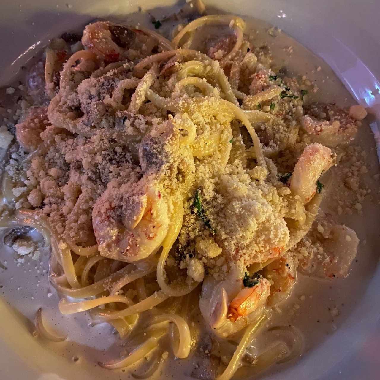 Pasta con camarones y hongos