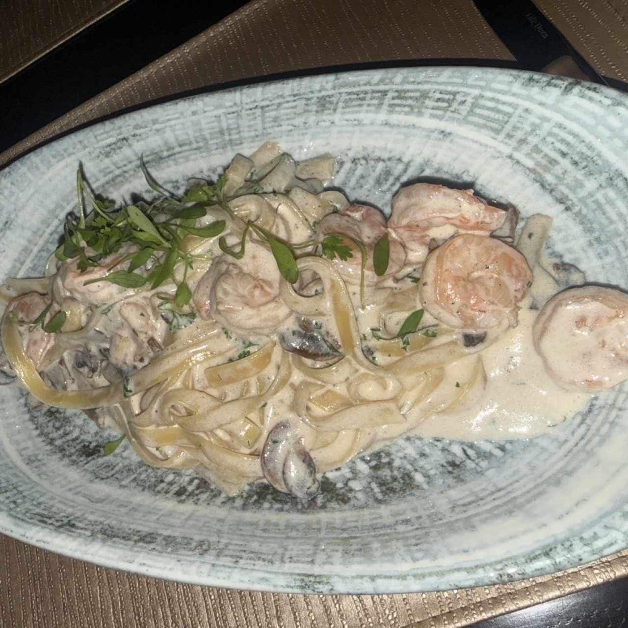 Pasta con Camarones e Funghi