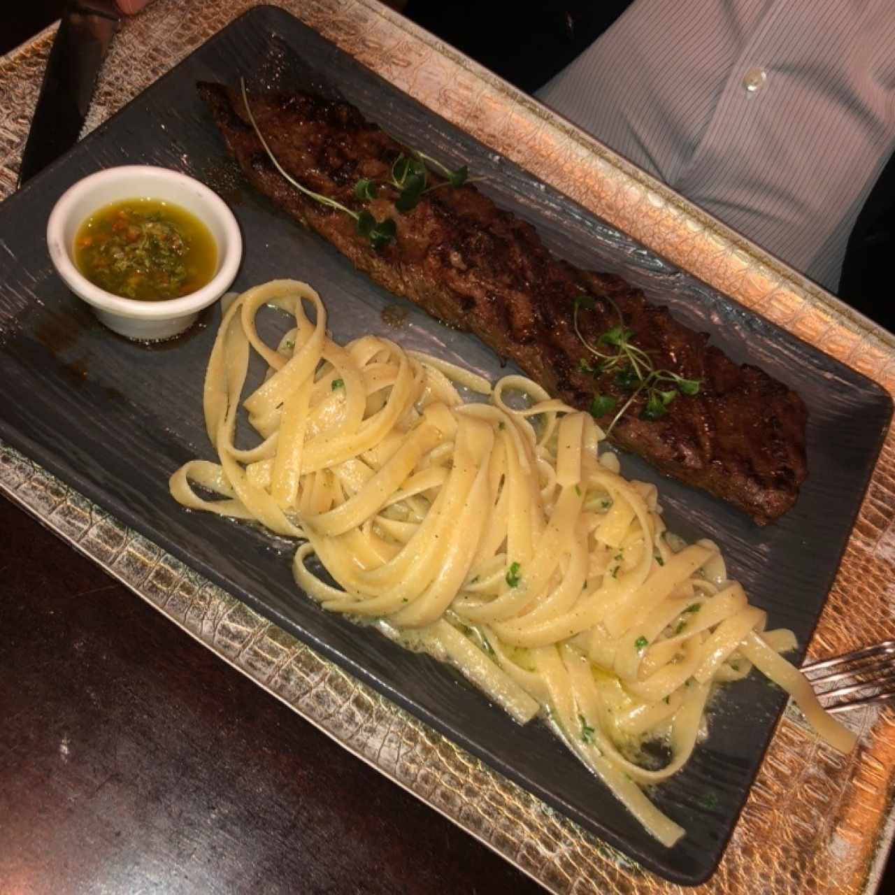 Entraña con pasta al oleo