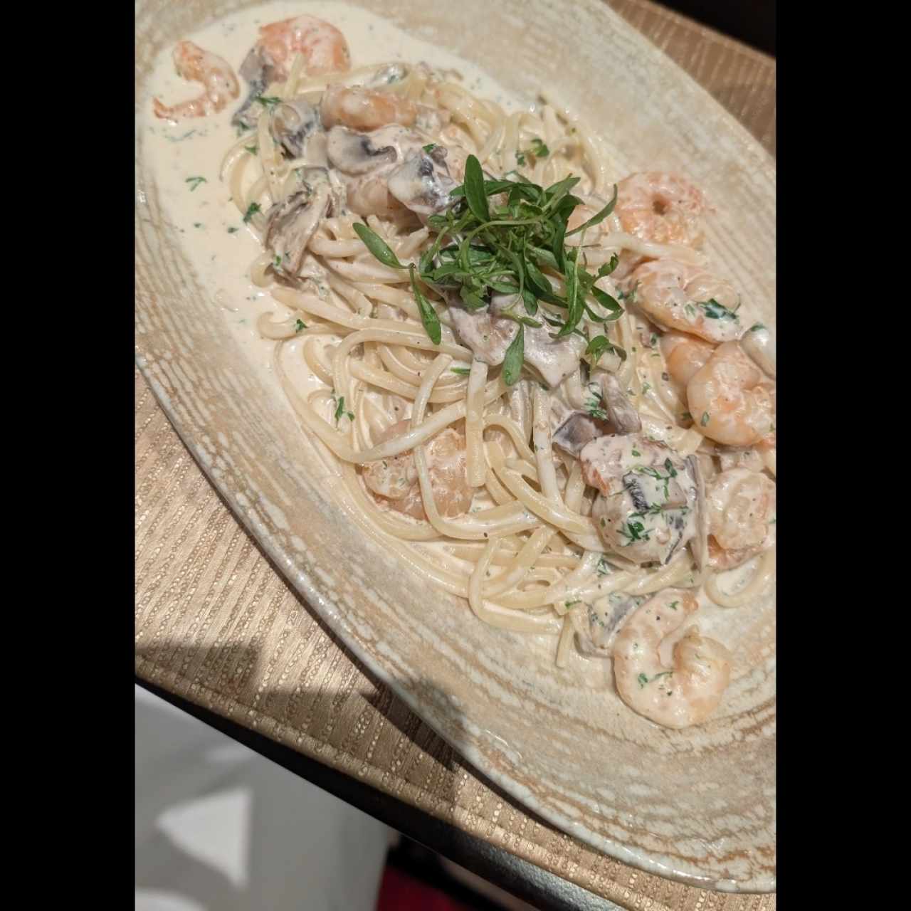Pasta con Camarones e Funghi
