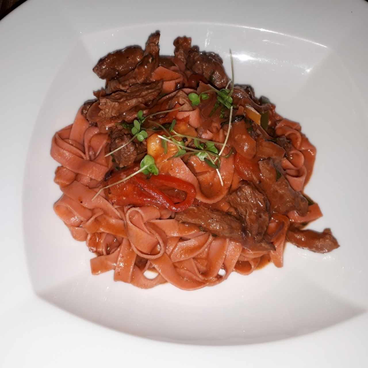 fetuccini (con tinta de pimienta) con trozos de filete
