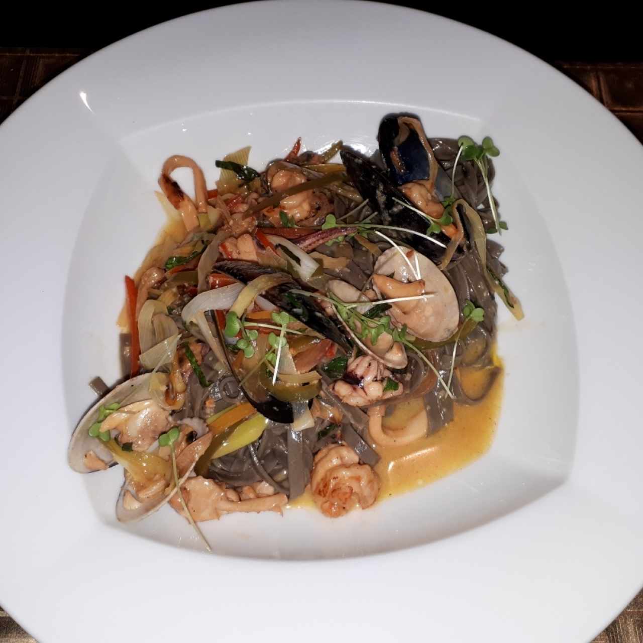 Linguini (con tinta de calamar) frutti di mare