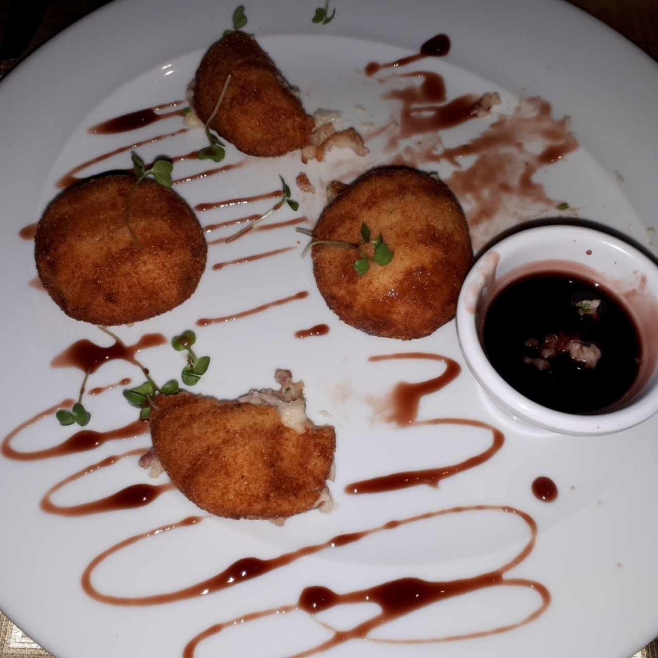 Croquetas de jamon serrano (4 ud) con reduccion de vino