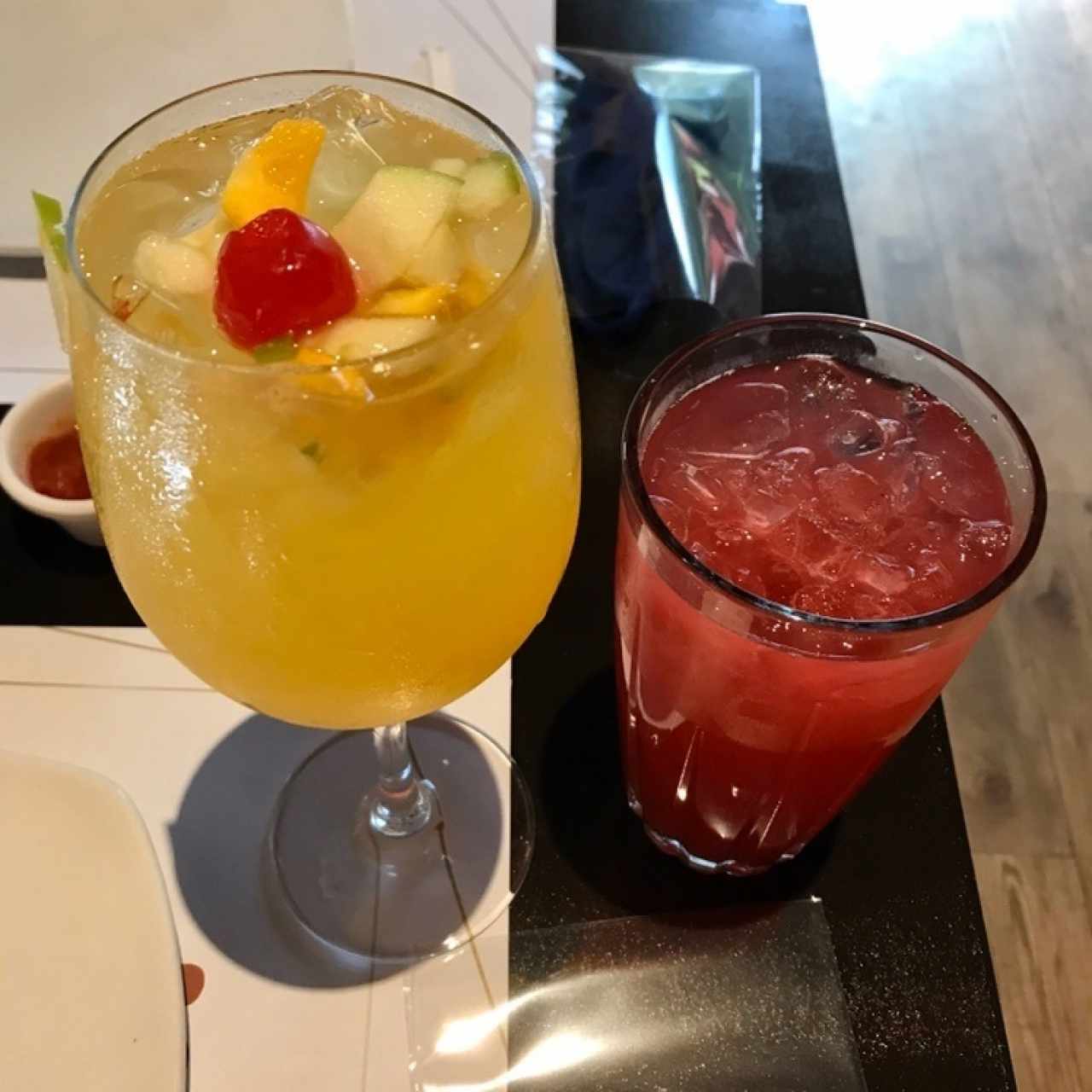 sangria blanca y jugo de fresas