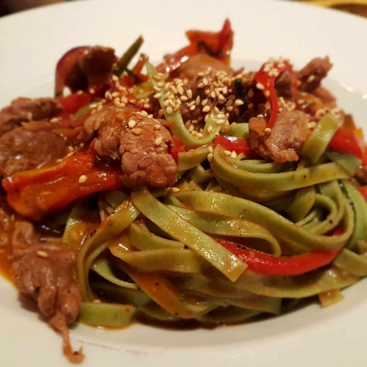 pasta albahaca con filete de res