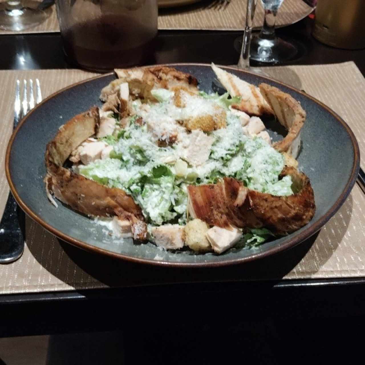 Ensalada César con Pollo Ahumado