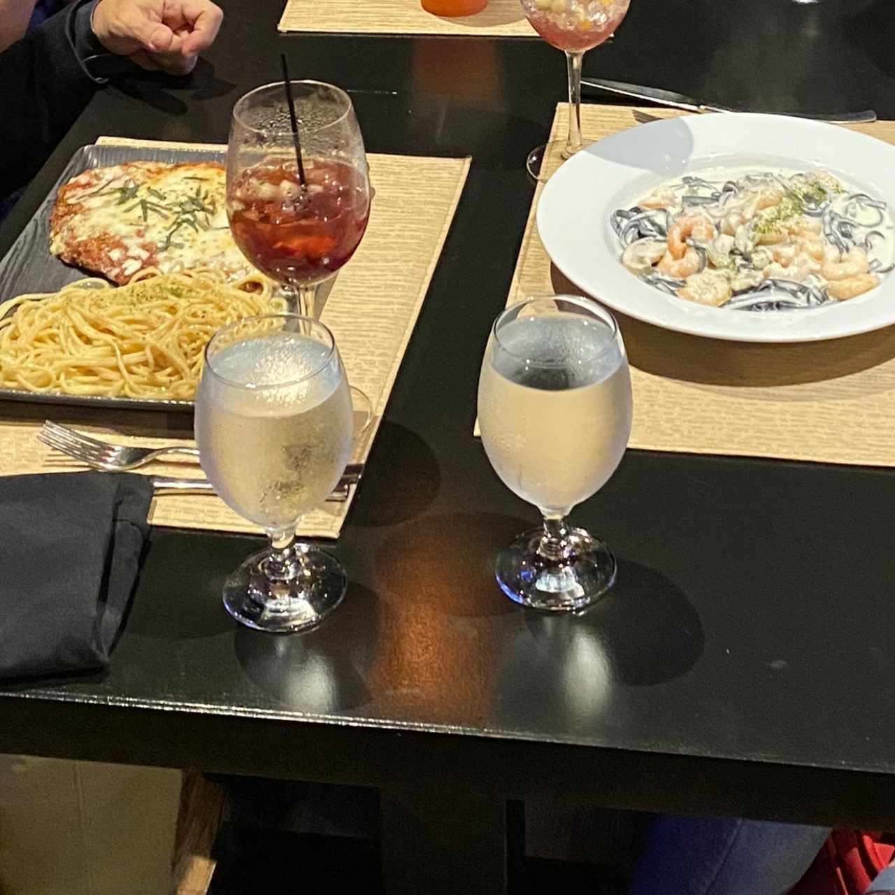 Cotolette alla parmigiana/ pasta con camarones y fungi 