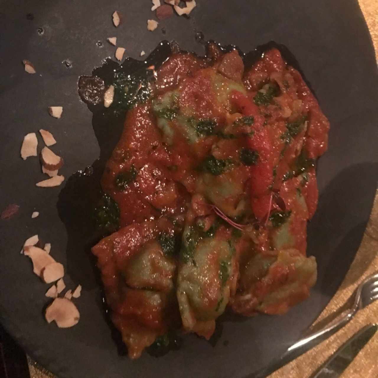 raviolis de ricotta, espinaca y hongos.