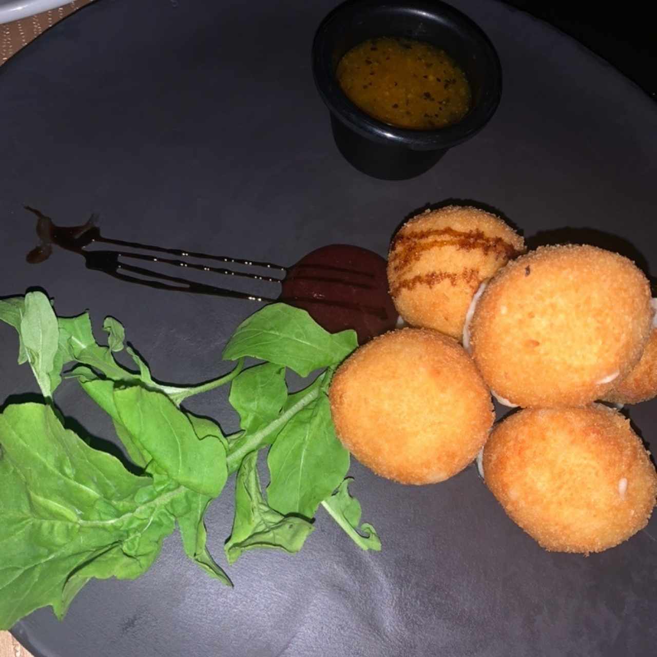 Croquetas de Queso de Cabra con salsa de maracuyá