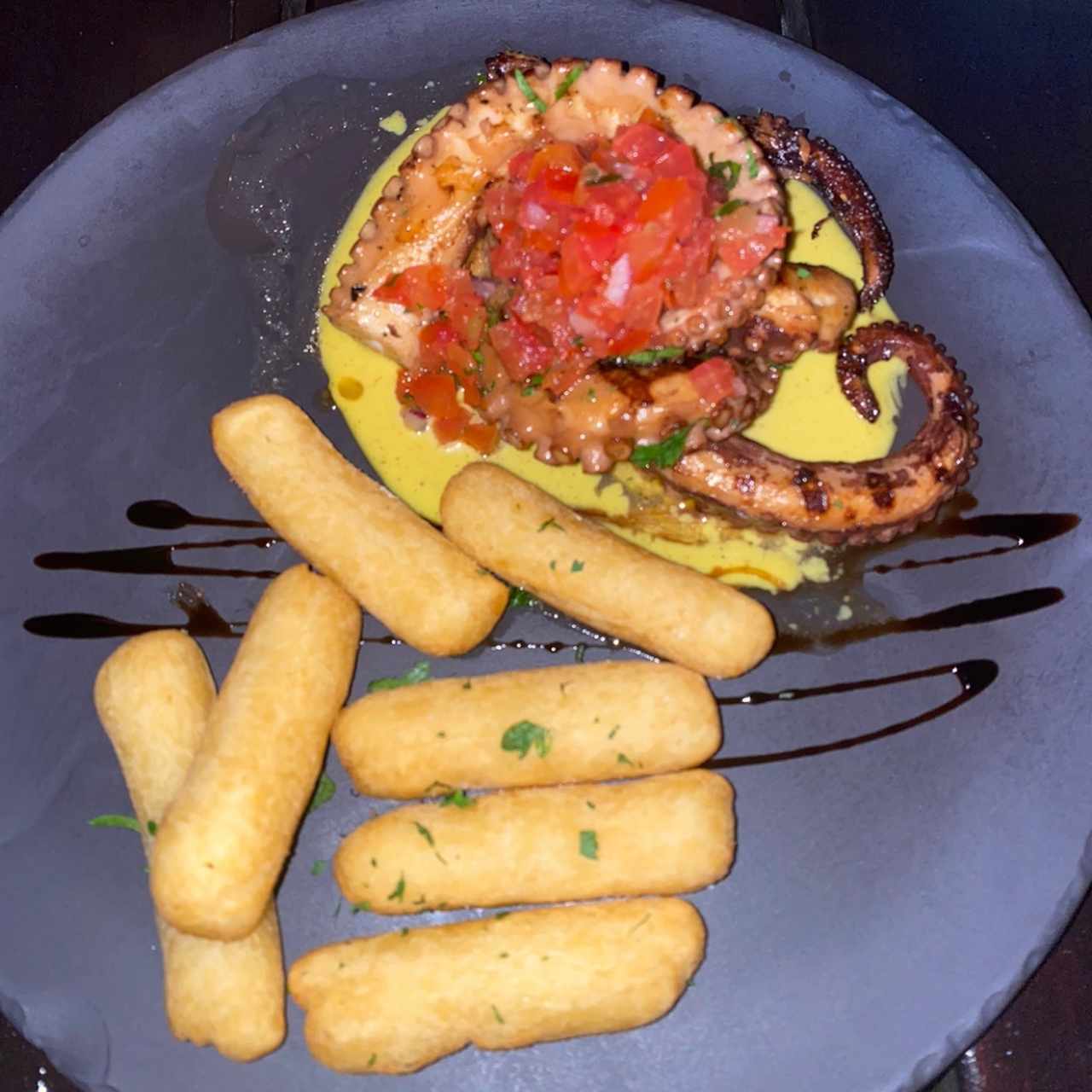 pulpo assisi con croquetas de Yuca