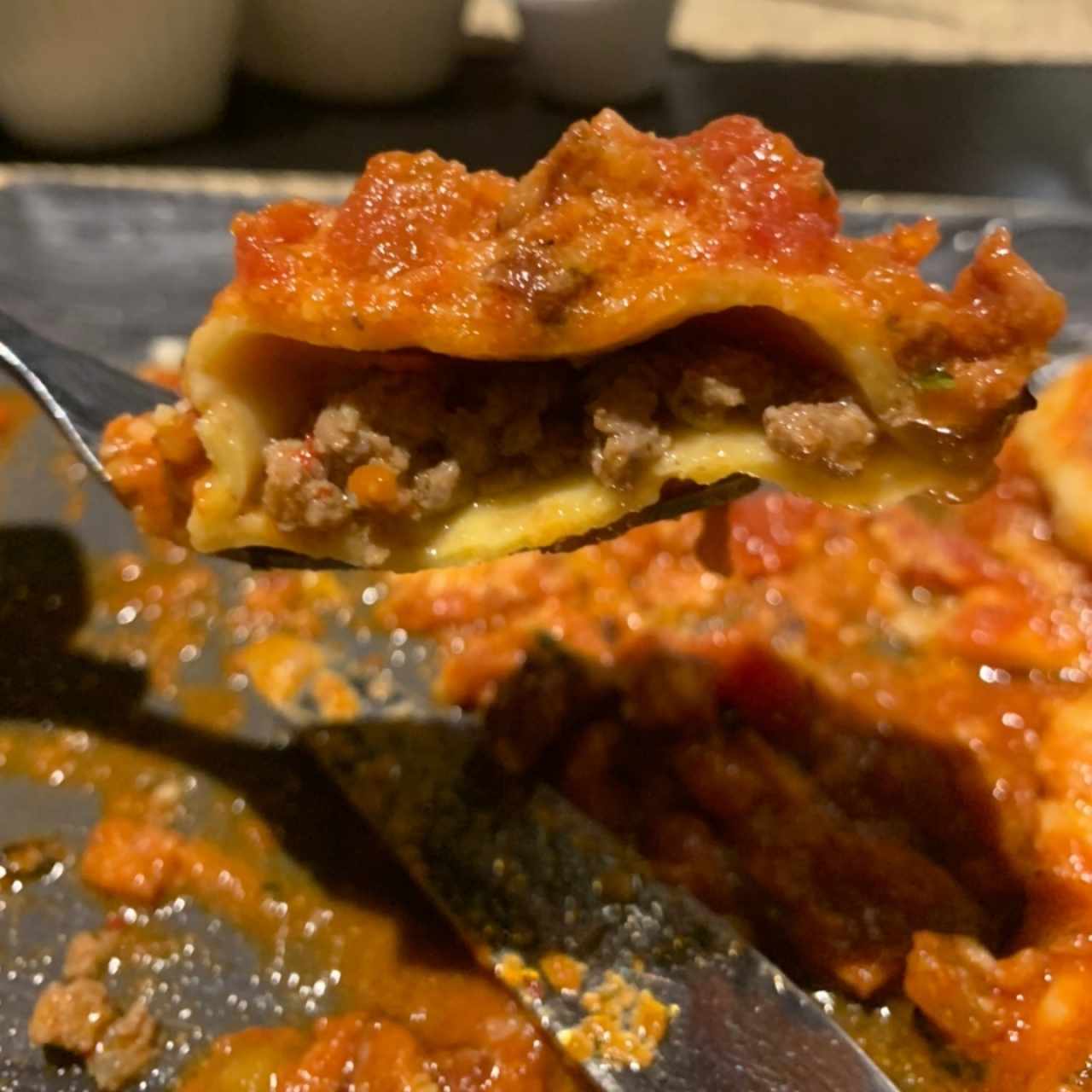 Ravioles de carne en salsa amatriciana