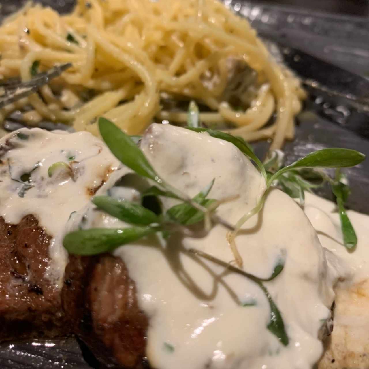 Filete en salsa de champiñones con spaghetti