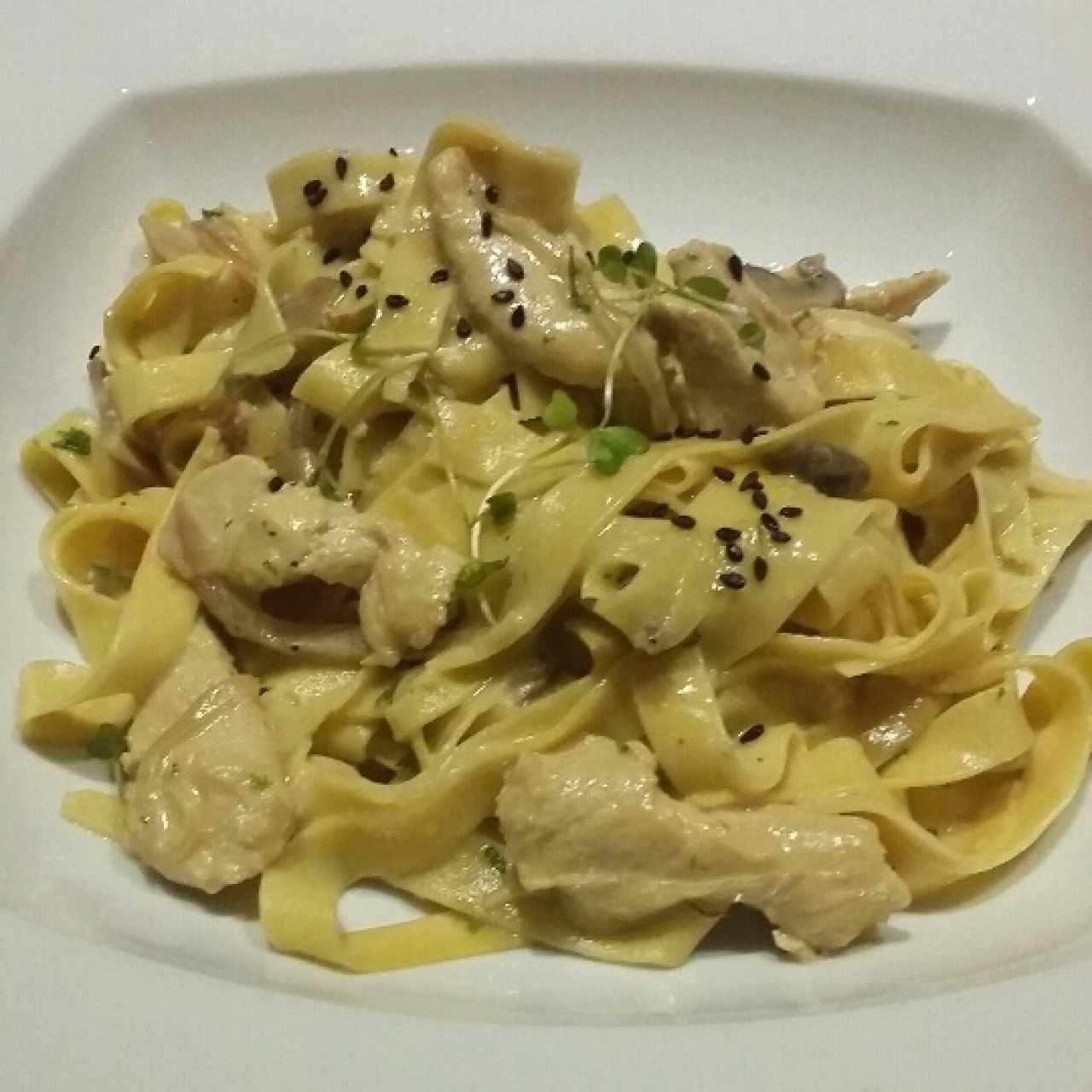 Fetuccine a la crema con trozos de pollo