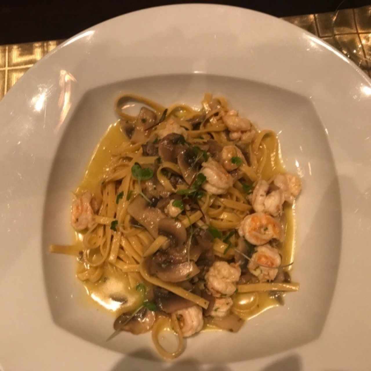 pasta de camarones y hongos al oleo. 