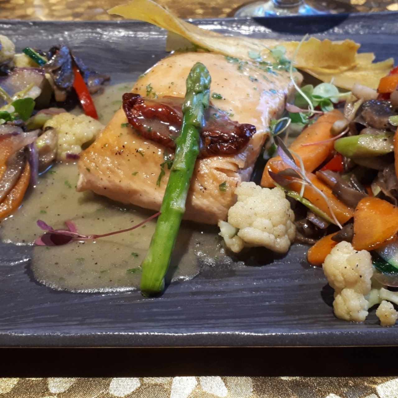 Salmón Asissi con Vegetales Salteados 