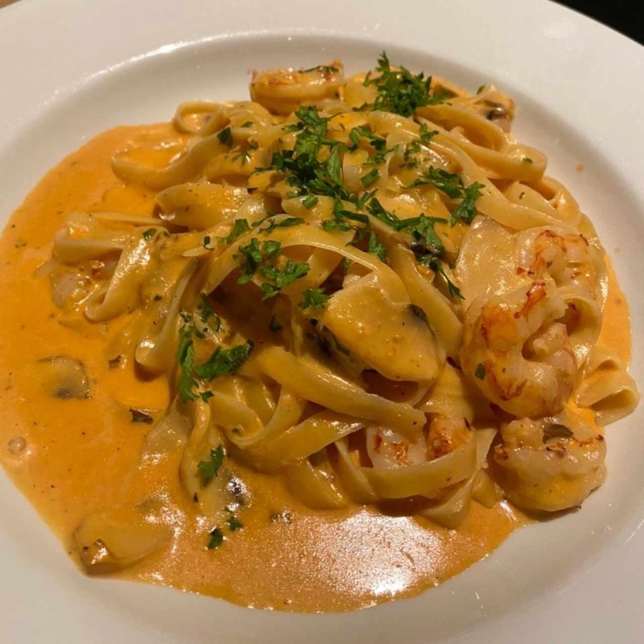 Pasta Con Camarones E Funghi en salsa rosa