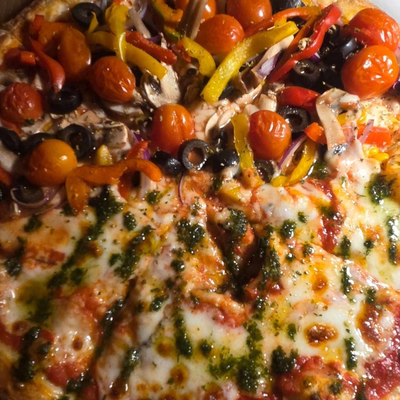 pizza mitad vegetariana y mitad margarita