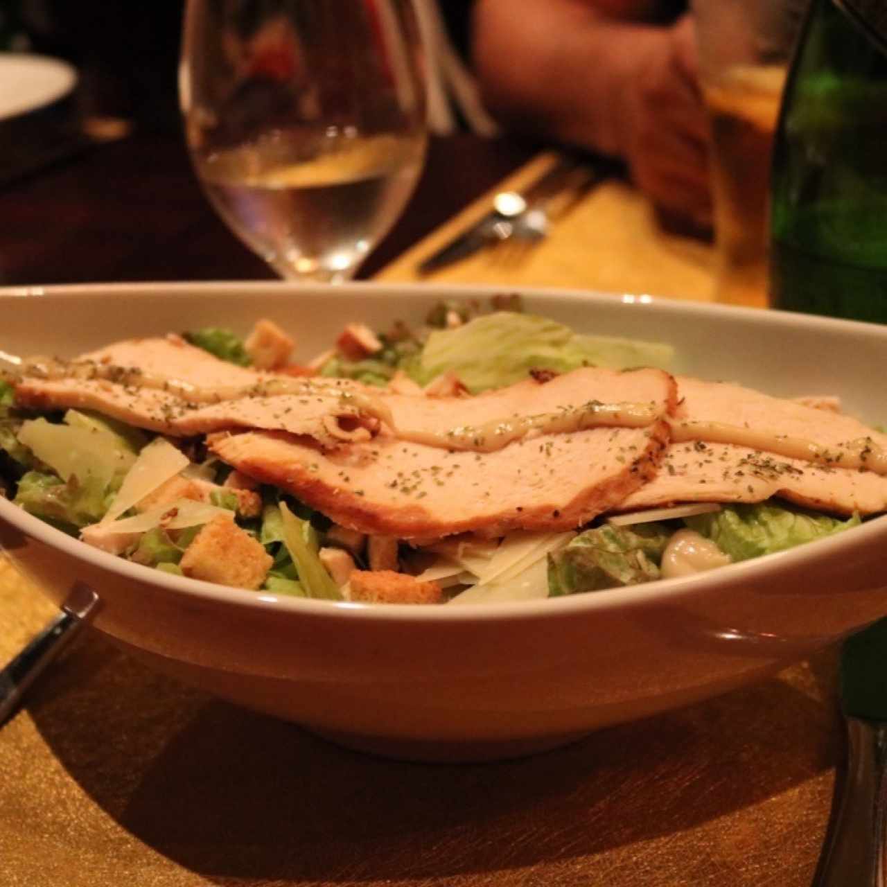 Ensalada César con pollo ahumado