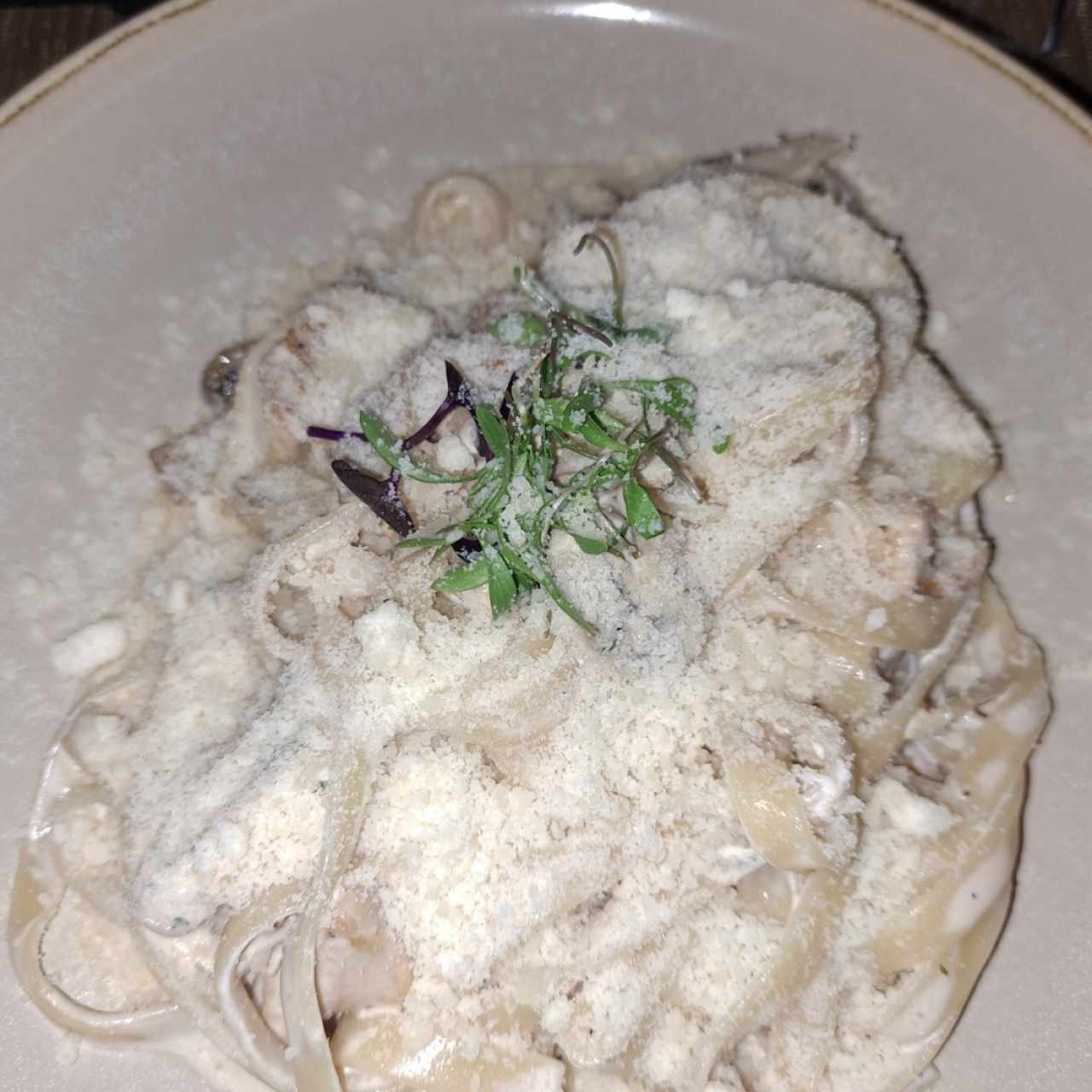pasta a la crema con pollo y hongos