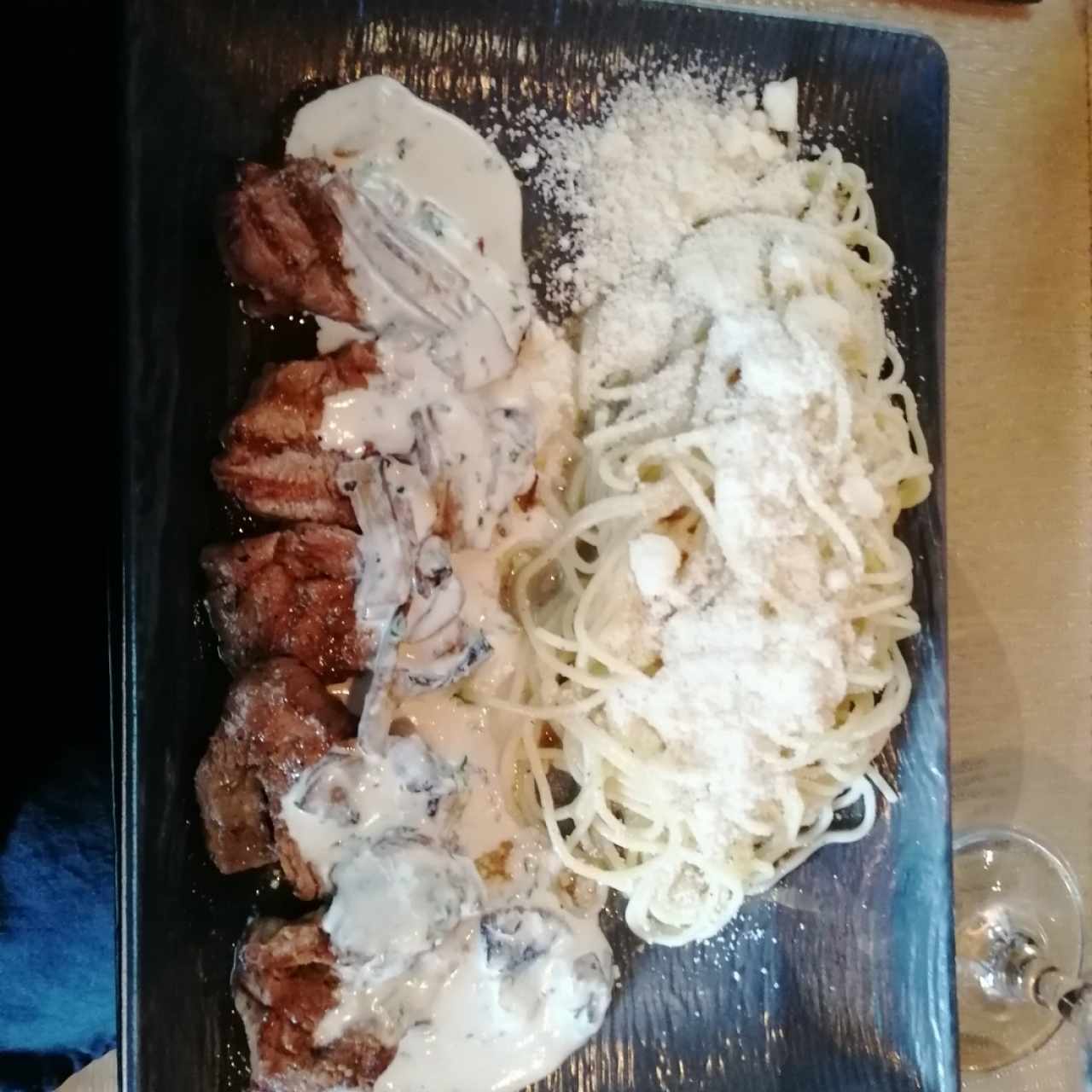 Medallones de filete con pasta