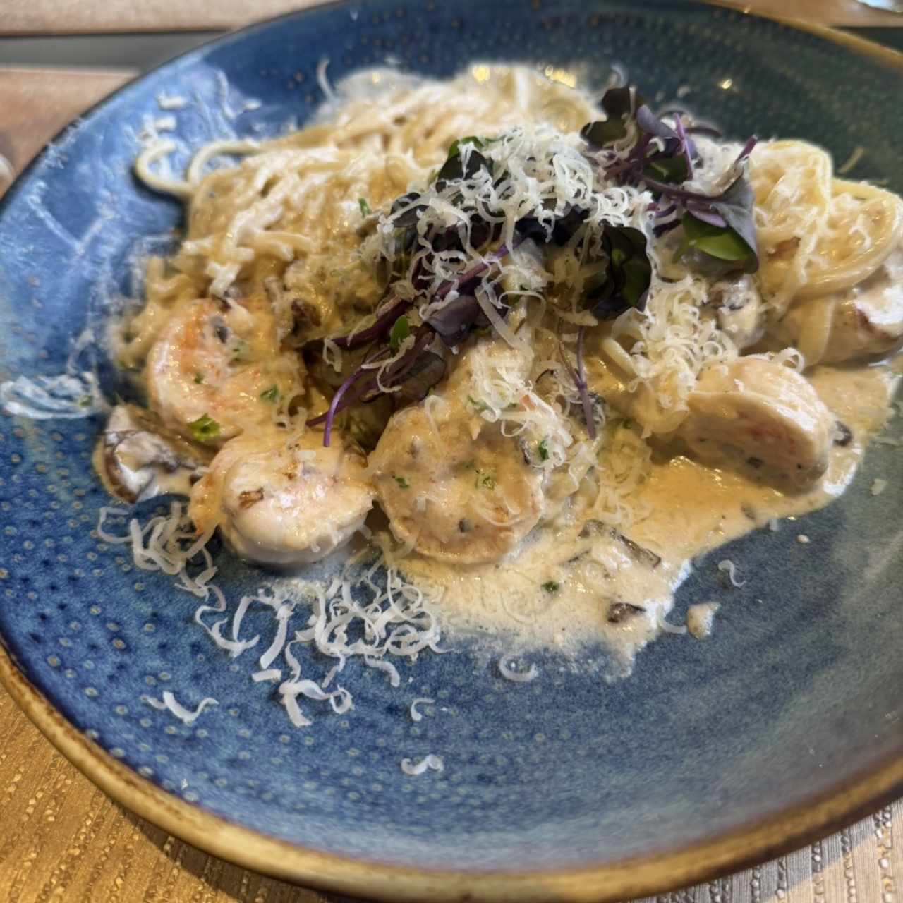 Pasta con Camarones e Funghi