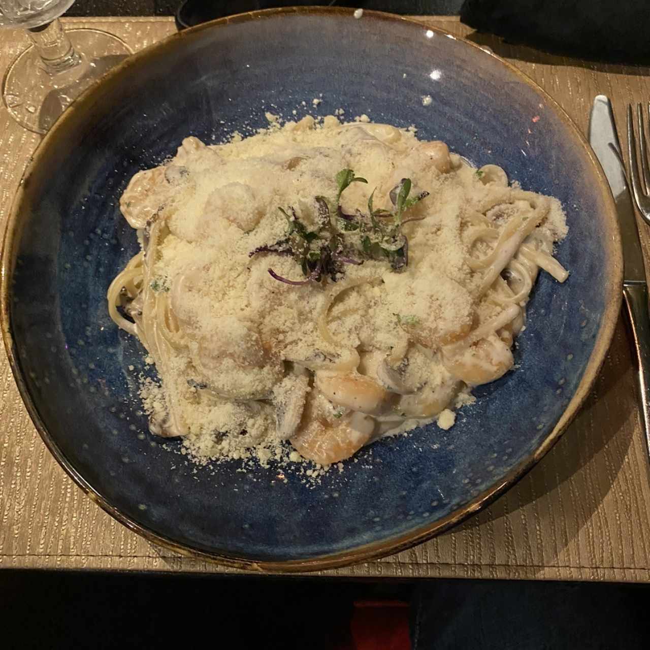 Pasta con camarones e funghi