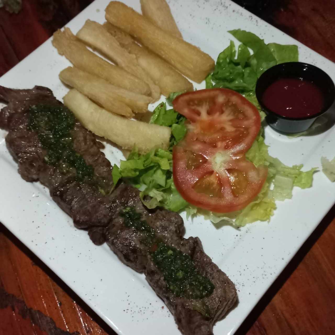 Filete de res con yuca frita