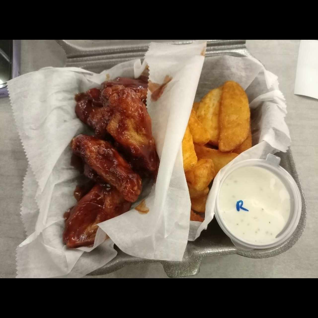 Alitas con papas 