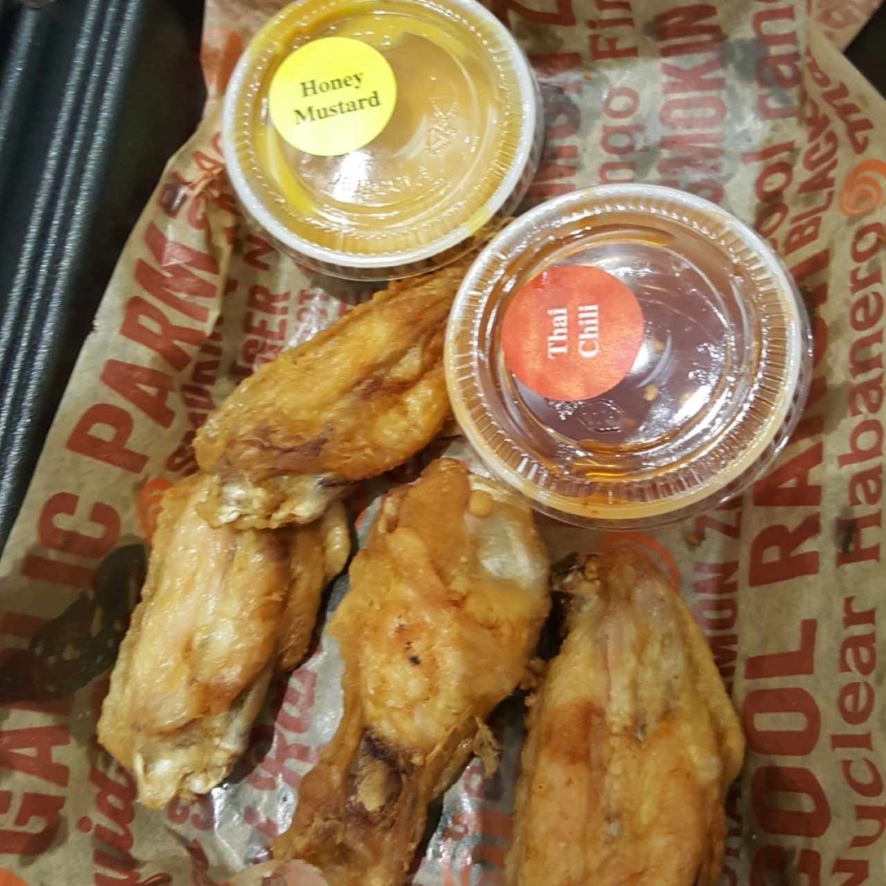 Alitas con salsa honey mustard y thai chili