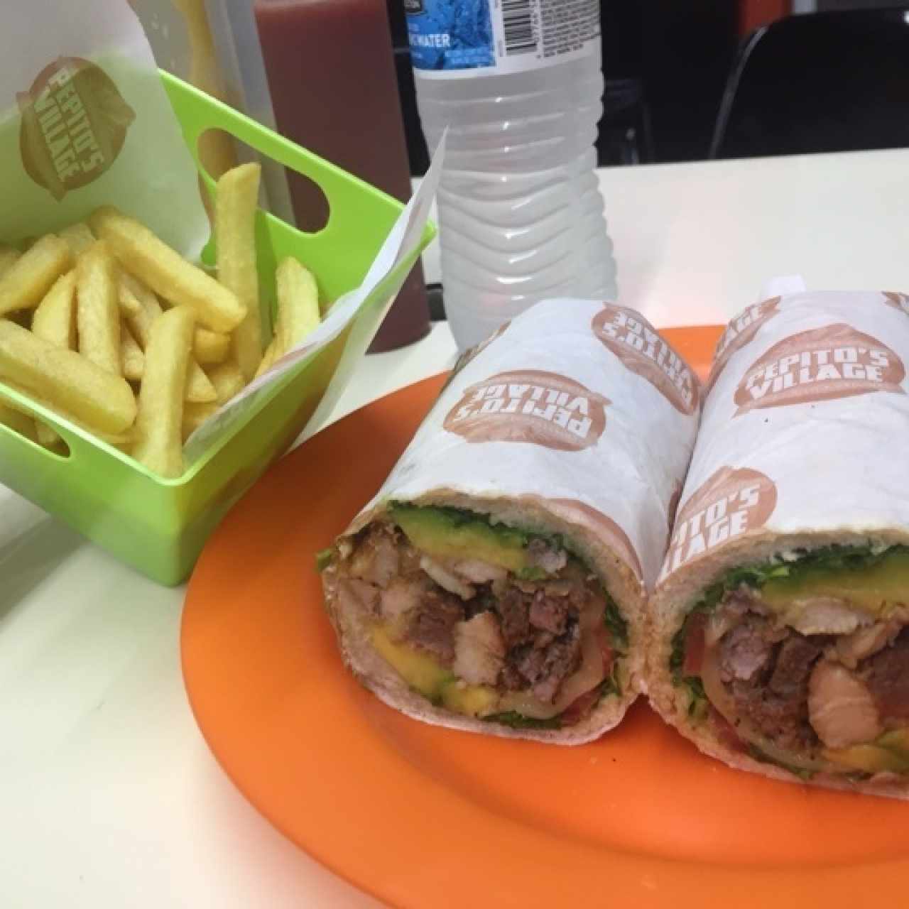 Pepito Latino con una racion de papitas fritas