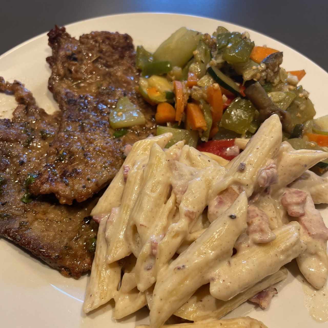 Scalopina de res con pasta y vegetales