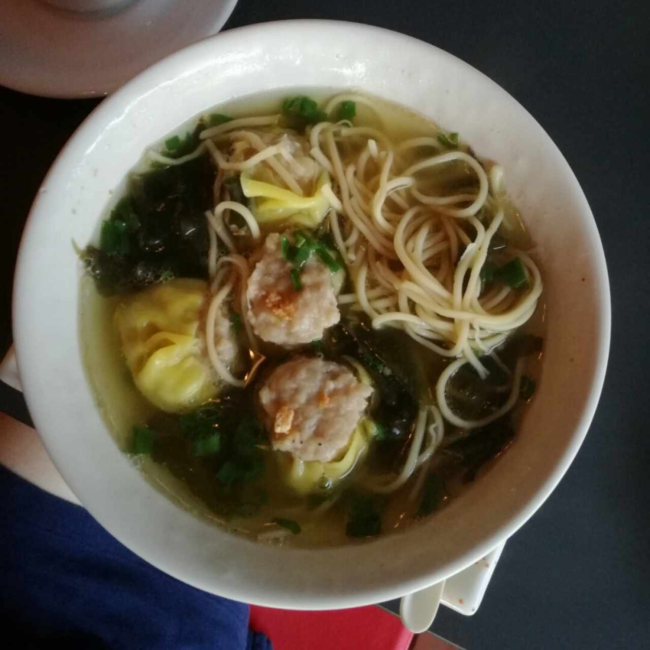 sopa de shumai con fideos