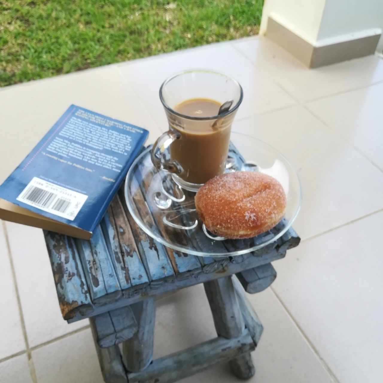 Buen desayuno. Dougnut Rellena. Krispy Kreme