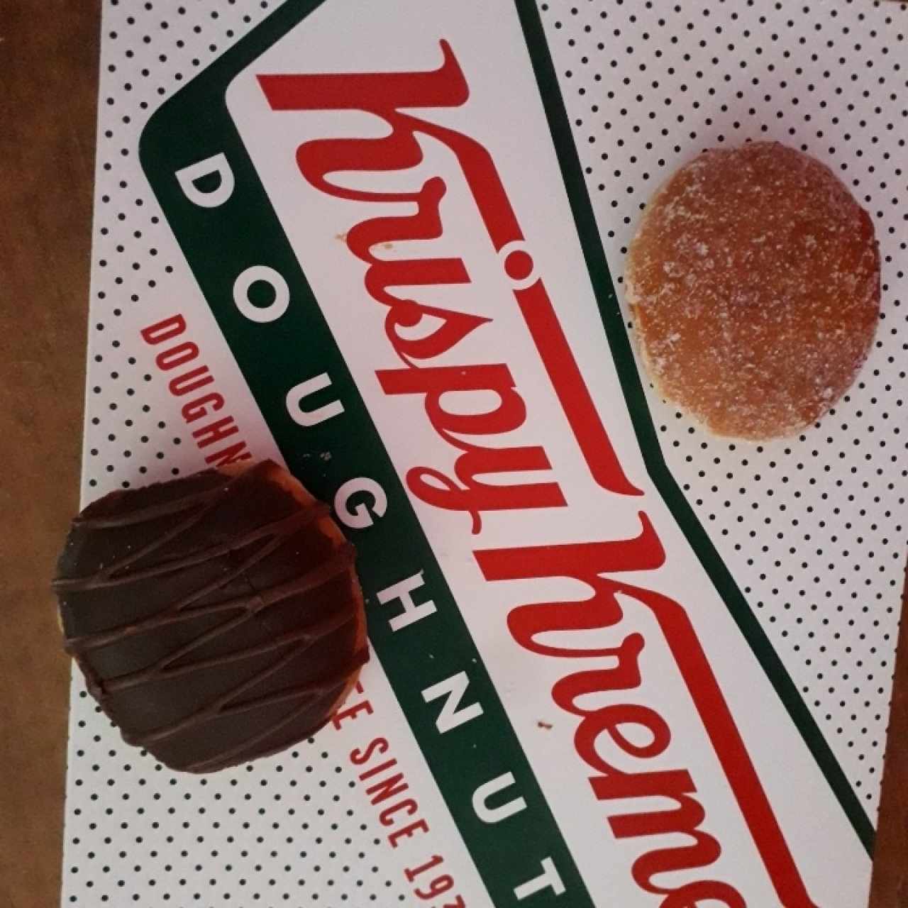 cubierta de chocolate y relleno de chocolate y dulce de leche