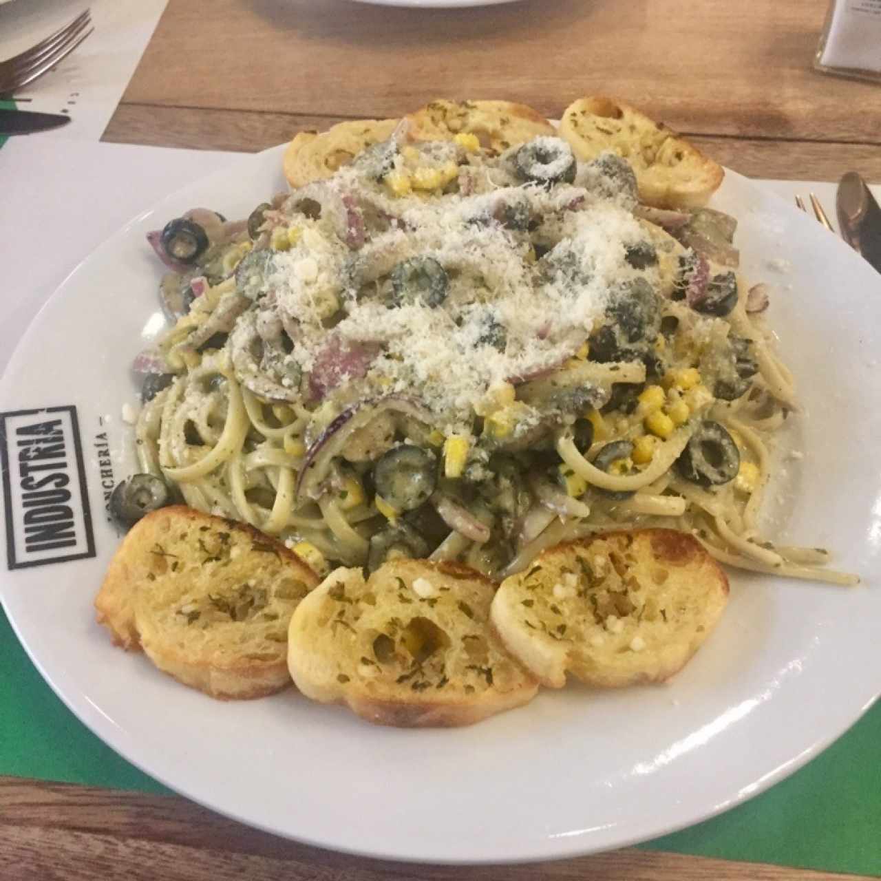 Linguini con salsa alfredo, pesto y vegetales