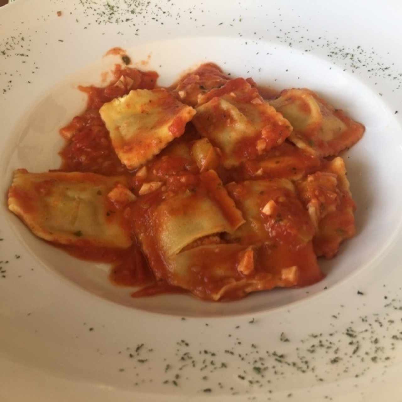 raviolis de pollo en salsa pomodoro