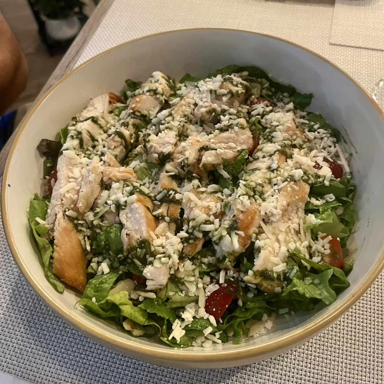 Ensalada de pollo y pesto
