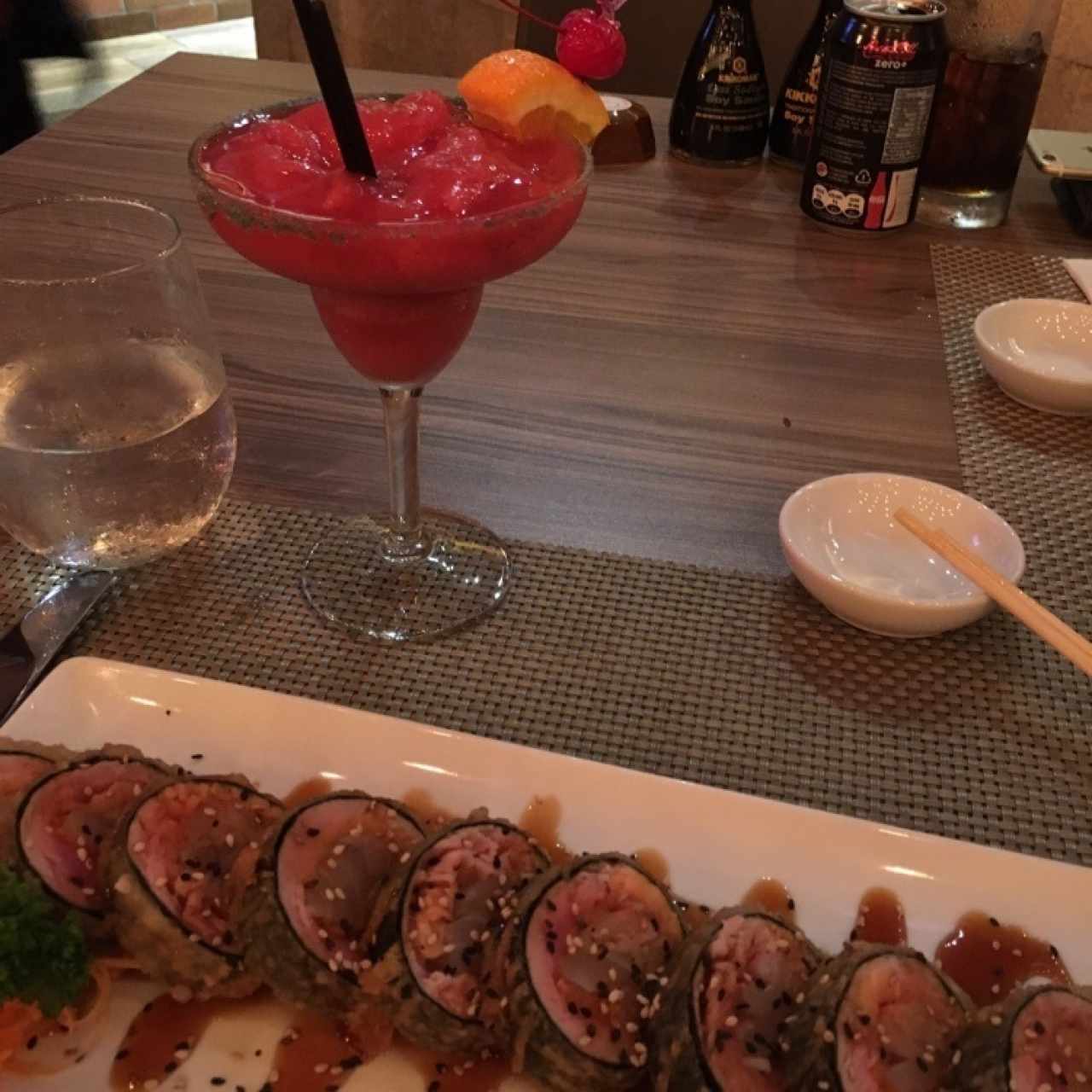 sushi-roll (emperador) y margarita de fresa 