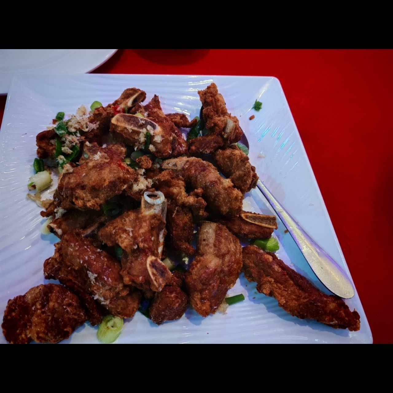 Costillas fritas con ajo, sal y pimienta 