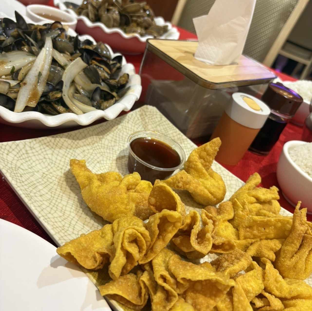 Almejas con salsa de frijoles negros y wantones de camaron