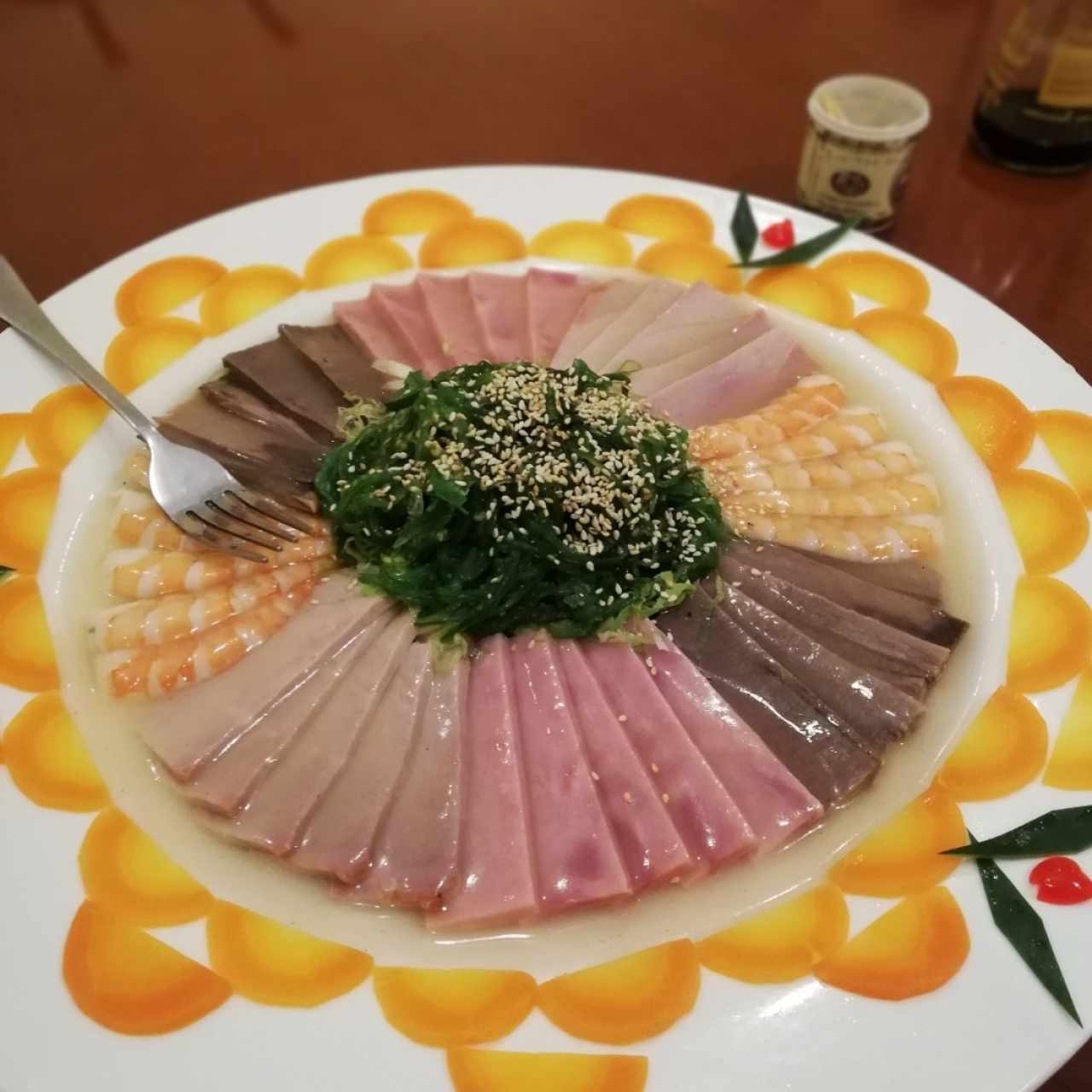 Carnes frías y ensalada de algas 