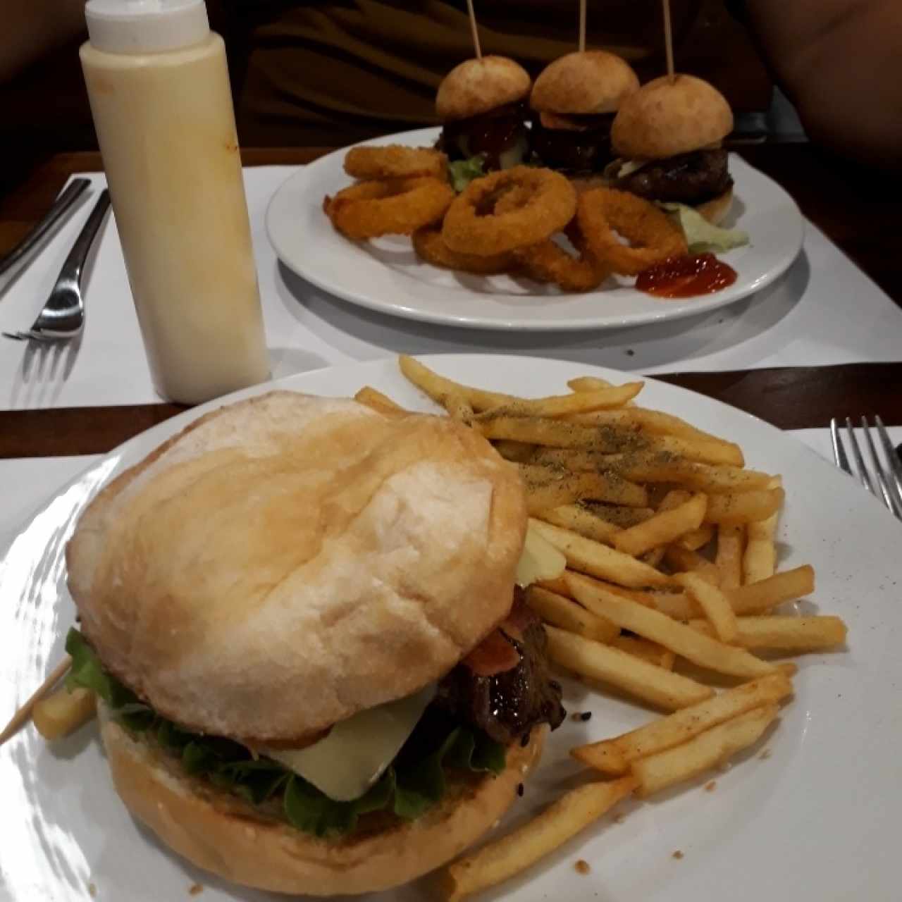 trío de hamburguesas y hamburguesa de angus