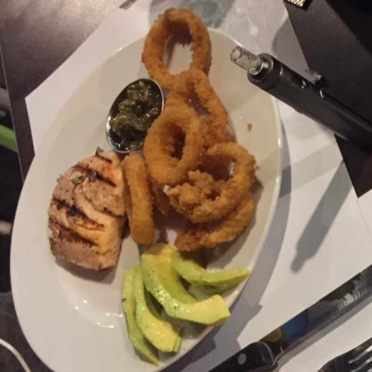 salmon a la parrilla aguacate y aros de cebolla